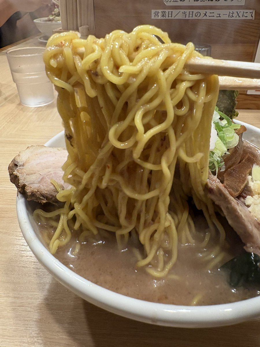 麺や六等星
しおとんこつ
並、ニンニク

軽い気持ちで来たらメチャクチャ旨いじゃないか。
トロン&amp;ドロ。
ご馳走様でした✨