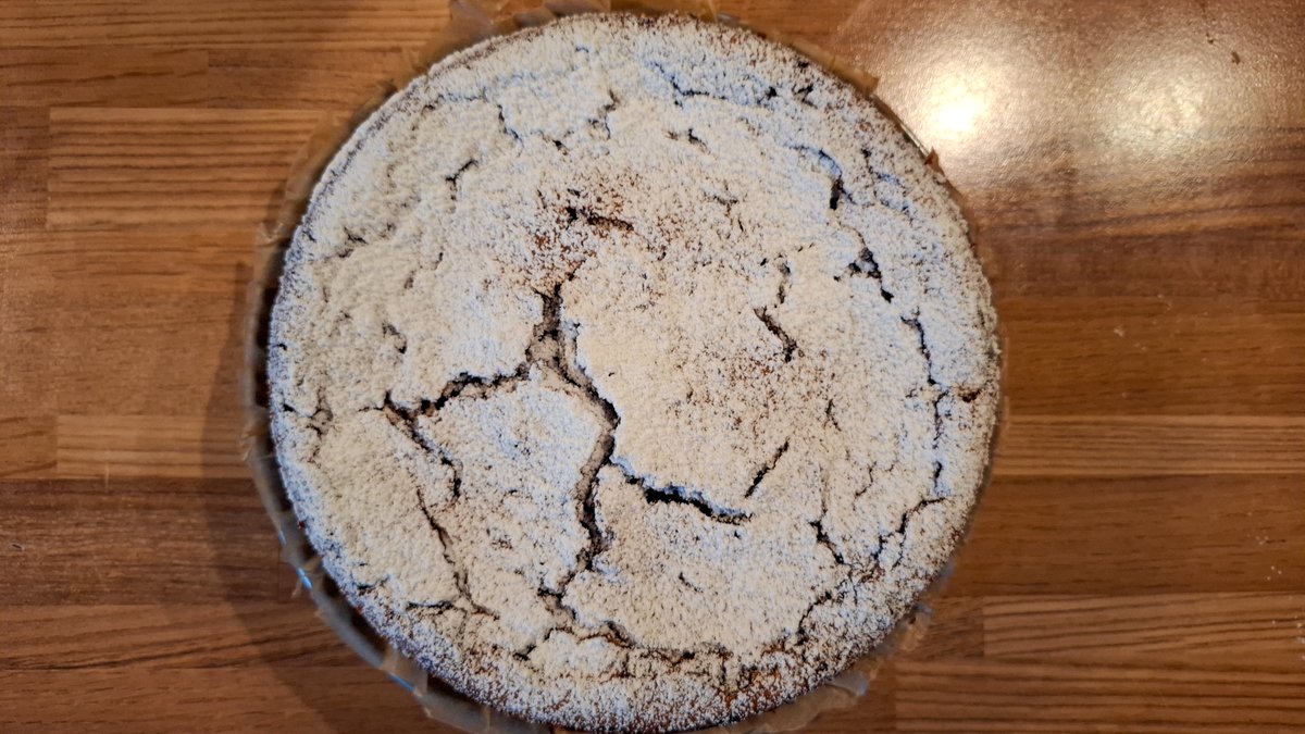 Šodien pagatavosim vienkāršus, bet super gardus CĒZARA SALĀTUS ar vistu.

Rudentiņš bagāts vīrs, tāpēc pagatavosim arī kārtīgu RUDENS SAUTĒJUMU un sulīgu piededzinātā ĶIRBJA-ŠOKOLĀDES kēksu!

Priecāšos par LIKE un SHARE – tas man ĻOTI palīdz!

Ķeramies klāt!