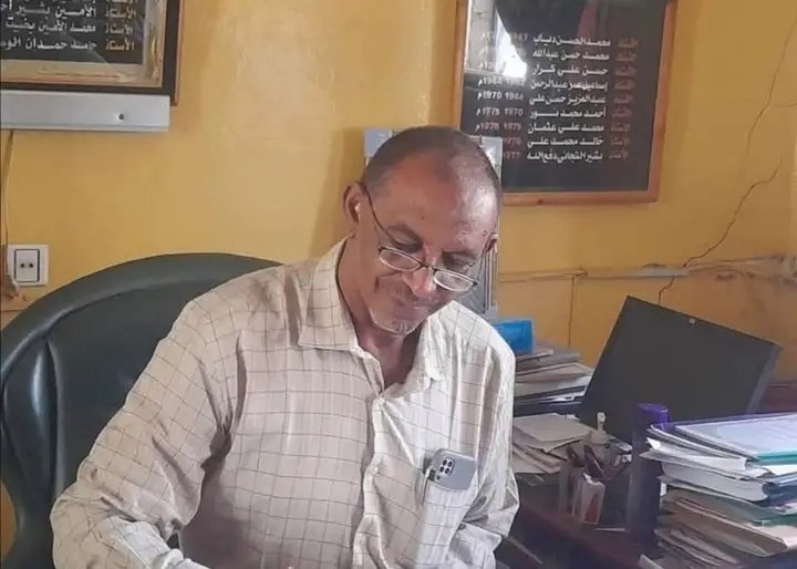 يخوانا دا أستاذ وليد مدير عام وزارة التربية والتعليم الوزير المكلف  متعه الله بالصحه والعافيه 🤍
م ليهو علاقه  بالجاني 
حفظ الله البلاد والعباد 
#العدالة_لطفلة_الأبيض