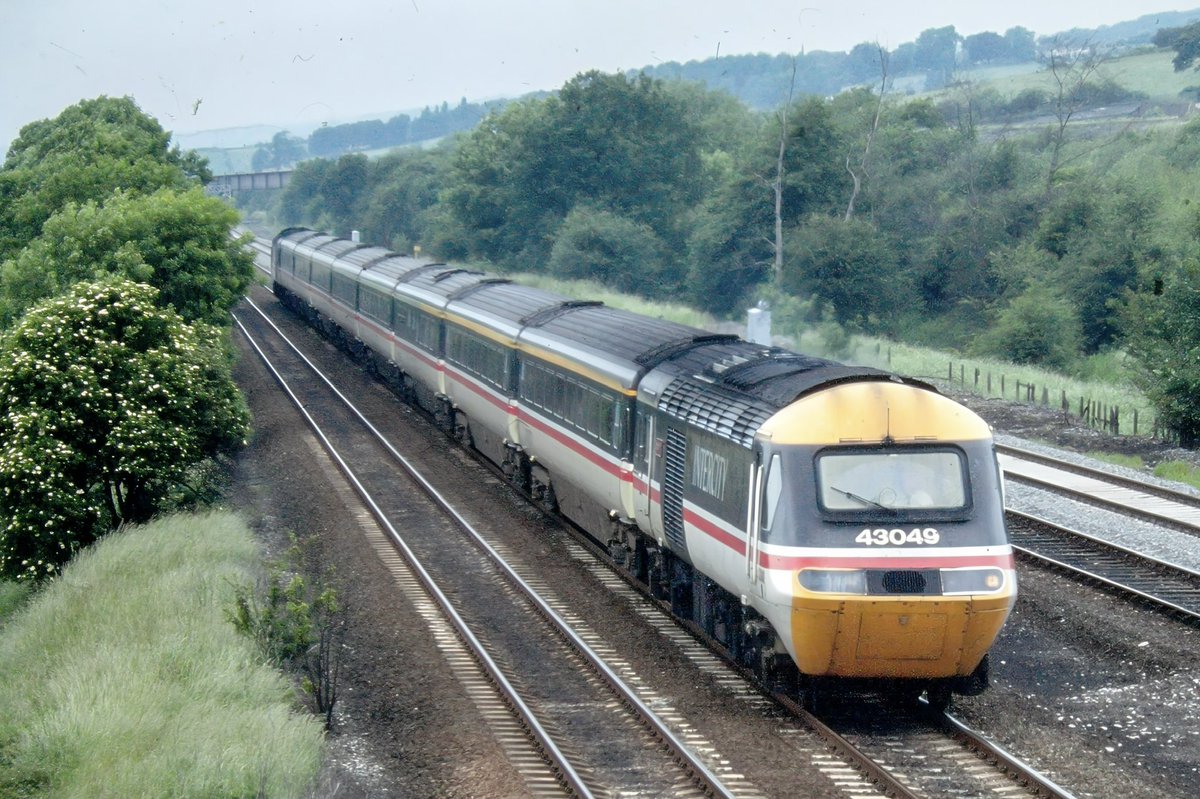 miles_chains's tweet photo. InterCity Midland Mainline, as it was back then, a route I got to know like the back of my hand.
43049 ‘Neville Hill’ powers towards Clay Cross junction with a service from Sheffield to London St.Pancras. InterCity at its finest.
#MidlandMainline #InterCity #MML https://t.co/l94J8PBDXA