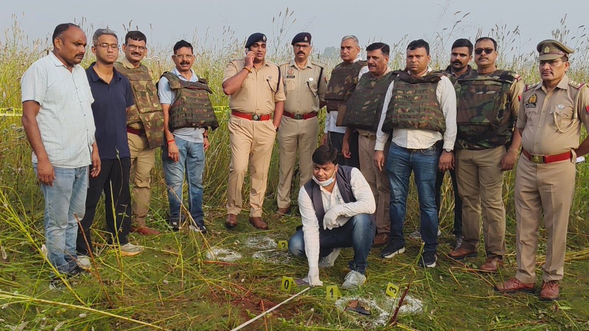 SunilBi1286's tweet photo. बरेली में अनुराग आर्य का बदमाशों पर ऑपरेशन प्रहार 🚨

पिछले 8 साल से फरार 1 लाख का इनामी बदमाश 

आज बरेली कप्तान अनुराग आर्य के हत्थे चढ़ गया 
ओर पुलिस से मुठभेड़ के दौरान यमलोक पहुँच गया 

नाम बदल के क्राइम करने का मास्टरमाइंड था इफ़्तेख़ार

@bourne2lead   @CMOfficeUP @Uppolice https://t.co/DuEH9IetgJ