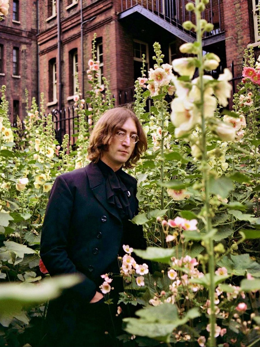 Beatleradio's tweet photo. Estamos seguros que en algún lugar del universo John Lennon está bien y feliz. Amado por millones, recordado e idolatrado como ejemplo de las capacidades creativas que puede alcanzar un ser humano.

Gracias por venir querido, querido John.

WAR IS OVER (if you want it) https://t.co/C98nEhbBOo