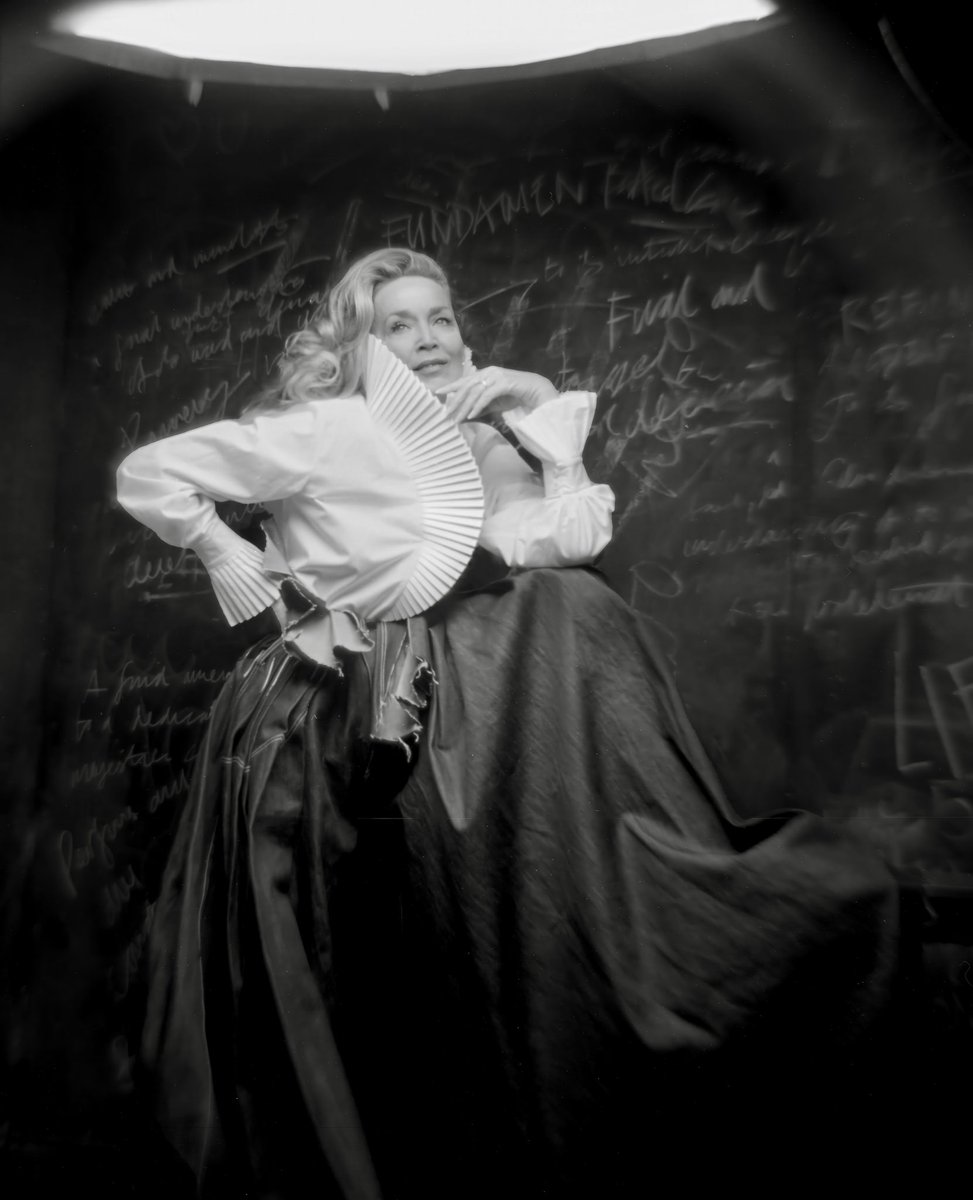 voidofchris's tweet image. #ilfordsfx Jerry Hall, bts at Karl Lagerfeld’s studio shot on Diana F+  - Paris 2017