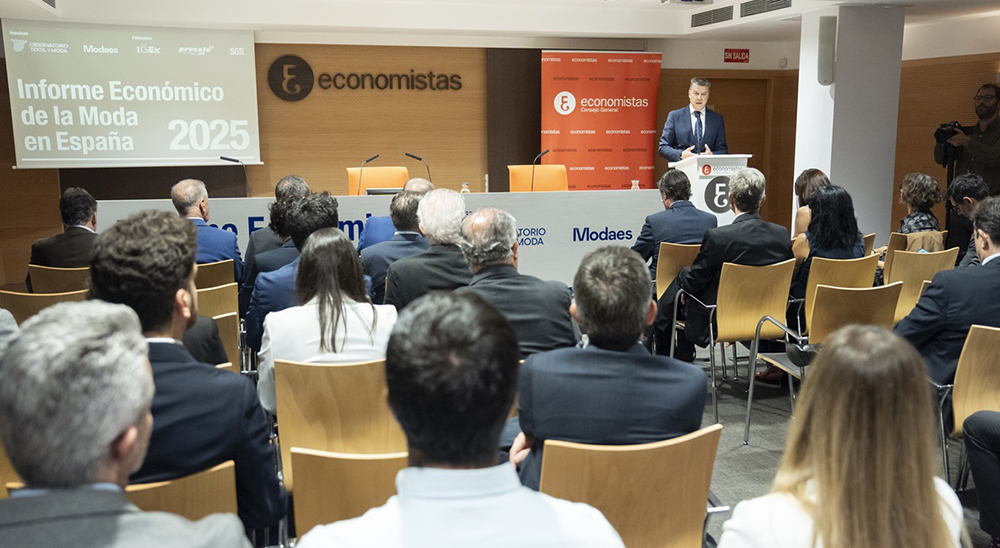 La moda española reafirma su músculo económico.
La 14 edición del Informe Económico de la Moda 2025, elaborado por el Observatorio del Sector Textil y de la Moda (OTyM), analiza retos estructurales, exportaciones y la transición hacia nuevos modelos.
edicionessibila.com/la-moda-espano…