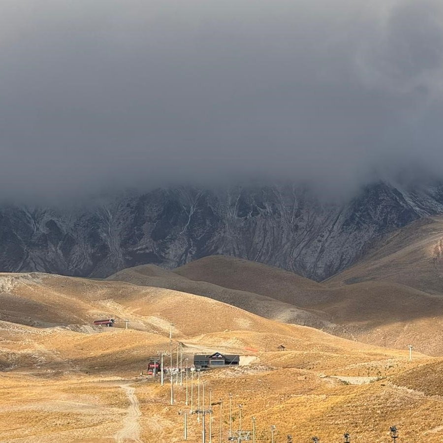 Erciyes'e mevsimin ilk karı yağdı.