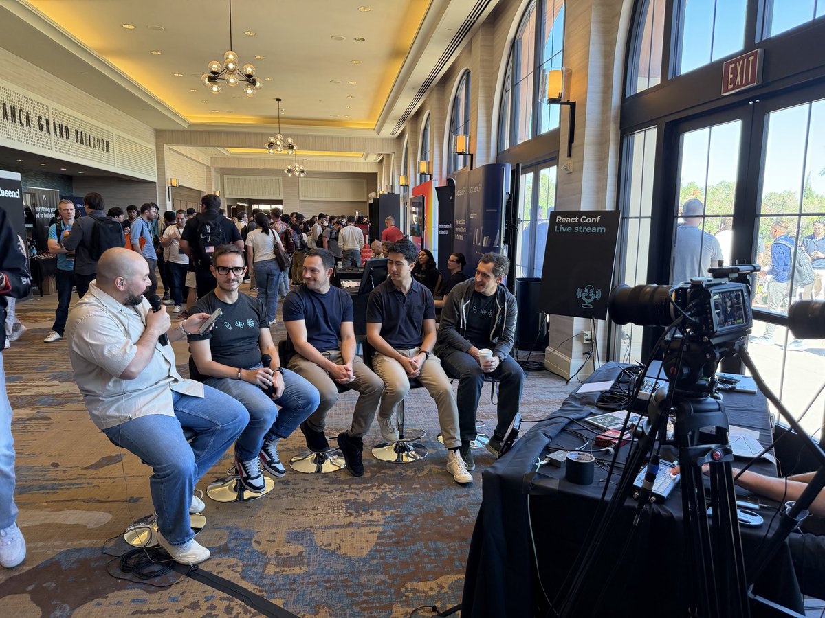 chris_trag's tweet image. Dream team!! The Day 2 keynote was top notch 👏👏👏