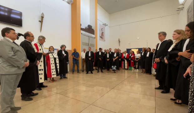 CRCLRM's tweet image. 🇫🇷 Hommage à Robert Badinter

À l’occasion aujourd&apos;hui de la panthéonisation de Robert Badinter, les magistrats et personnels de justice de #LaRéunion se souviennent du moment de recueillement partagé à son décès.