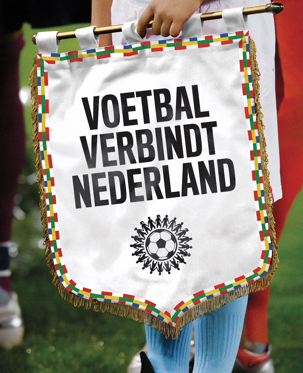 spelersvakbond's tweet image. Beste politici, 

Voetbal brengt miljoenen mensen samen. Daarom overhandigen we jullie dit voetbalvaantje, een teken van respect én een uitnodiging om samen te bouwen aan verbinding. 

#vvcs #voetbalverbindt