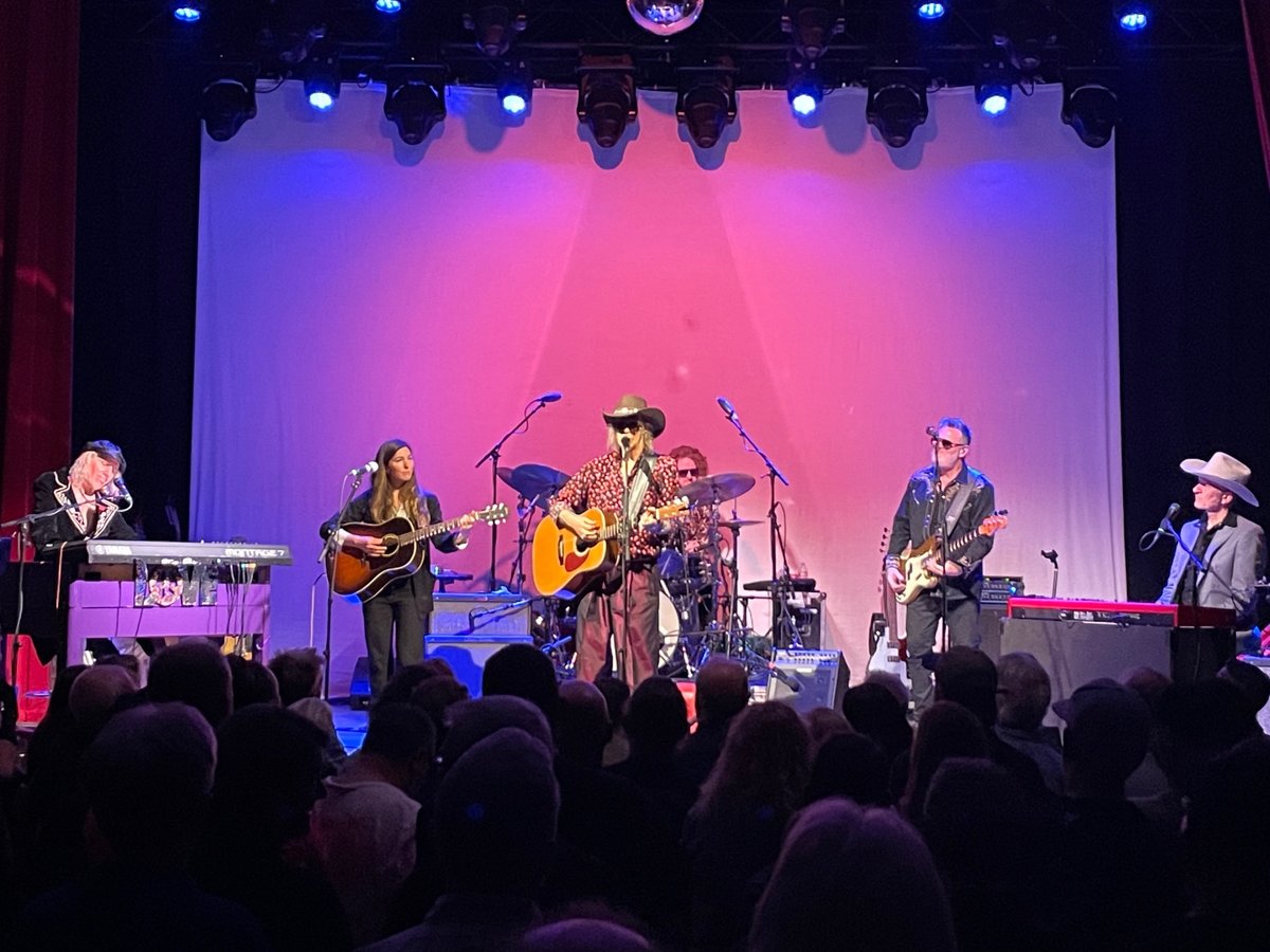 MickPuck's tweet photo. #TheWaterboys and #AnnaTivel (2nd left) playing Passing Through at Aladdin Theatre, Portland a couple of weeks ago. https://t.co/ADzpOGUCbE