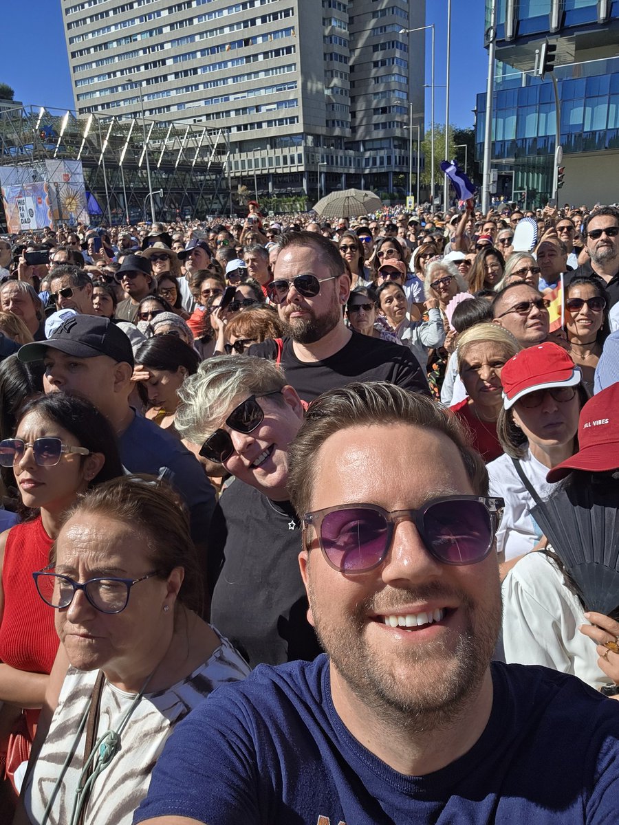 jimshakes's tweet photo. Back home after an amazing weekend in Madrid to see @GloriaEstefan perform for 150k+ people in Plaza de Colon on Sunday and attending the Conga fan party Saturday night so we could celebrate her 50 years in music together ❤️ https://t.co/YQiFhxZxIk