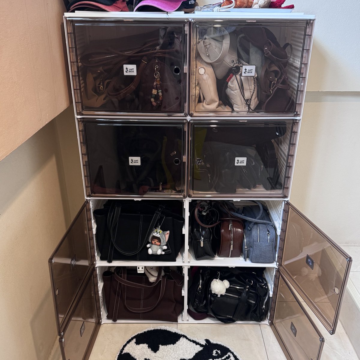 yoxrgravity's tweet image. คนถามเยอะมากกก ว่าเก็บกระเป๋ายังไง คือปกติเคยซื้อตู้แพงๆแต่มันเก็บไม่พอ อันนี้ดีมาก ประกอบเองด้วยผู้หญิง 2 คน แข็งแรง พอกันฝุ่นได้ บ้านเป็นระเบียบด้วย มาร์กดแบบ 8 ช่อง ในนี้ใส่เกือบ 30 ใบ s.shopee.co.th/3LI4r3eIxg