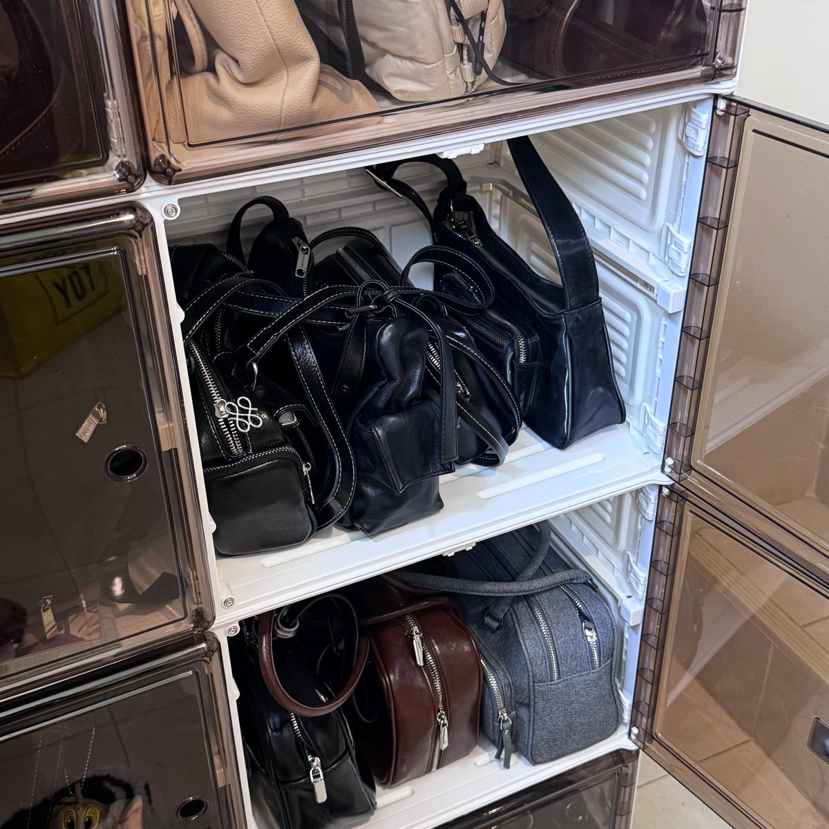 yoxrgravity's tweet image. คนถามเยอะมากกก ว่าเก็บกระเป๋ายังไง คือปกติเคยซื้อตู้แพงๆแต่มันเก็บไม่พอ อันนี้ดีมาก ประกอบเองด้วยผู้หญิง 2 คน แข็งแรง พอกันฝุ่นได้ บ้านเป็นระเบียบด้วย มาร์กดแบบ 8 ช่อง ในนี้ใส่เกือบ 30 ใบ s.shopee.co.th/3LI4r3eIxg