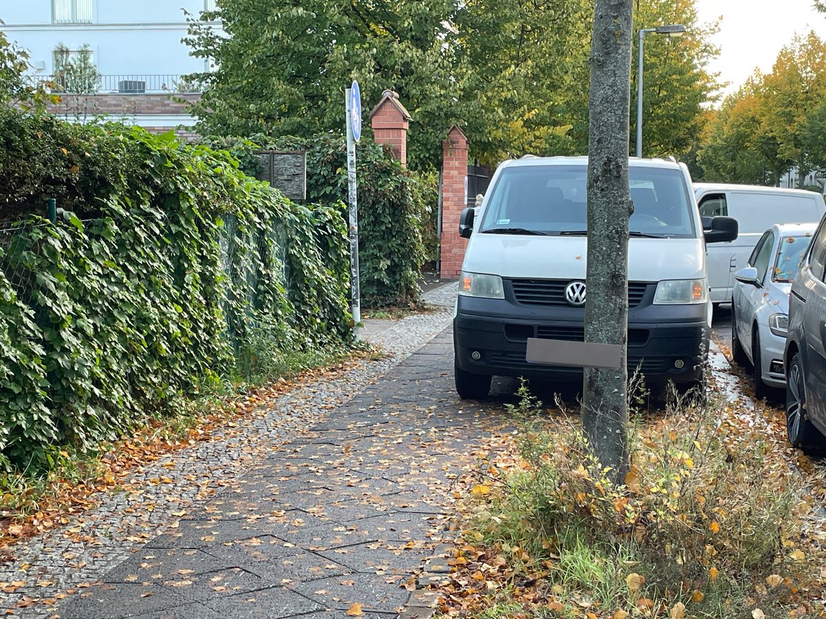 BikerPankow's tweet image. Wir brauchen mehr Radwege! Denn ohne Radwege sind Autofahrer gezwungen, auf dem Fußweg zu parken. #Pankow #Galenusstraße #Waldstraße #Rennbahnstraße