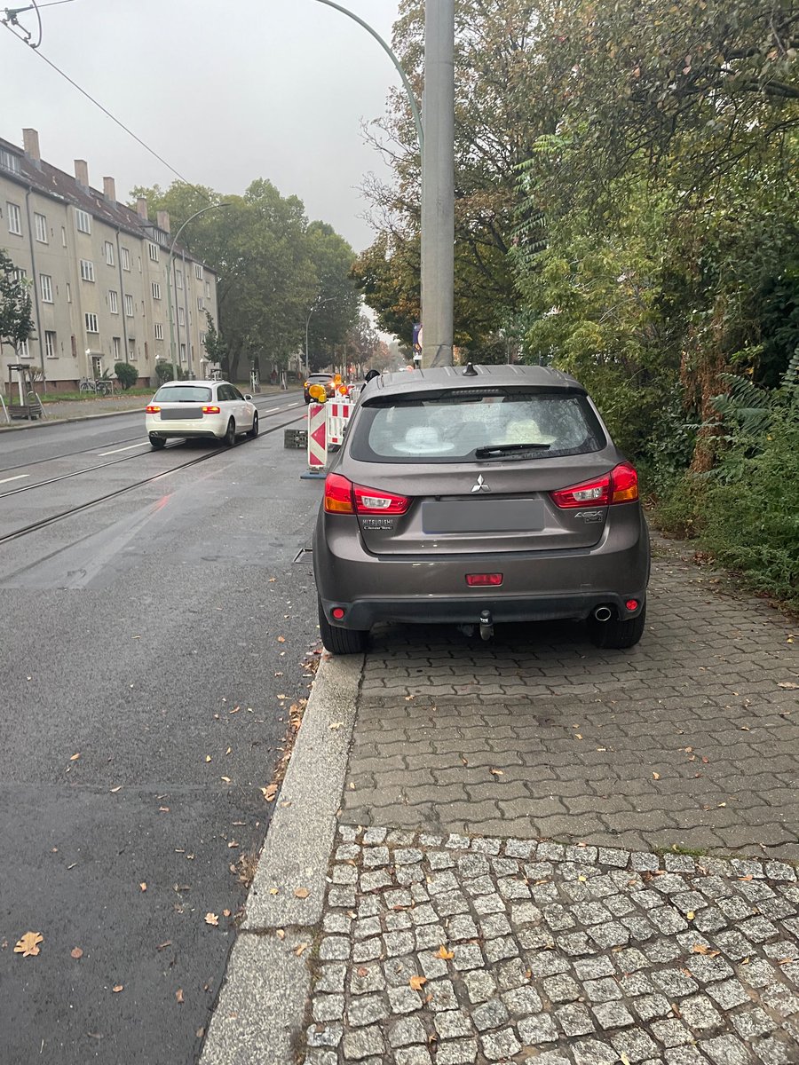 BikerPankow's tweet image. Wir brauchen mehr Radwege! Denn ohne Radwege sind Autofahrer gezwungen, auf dem Fußweg zu parken. #Pankow #Galenusstraße #Waldstraße #Rennbahnstraße