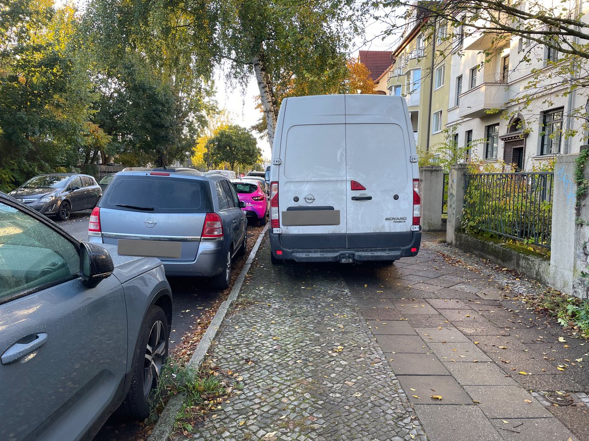 BikerPankow's tweet image. Wir brauchen mehr Radwege! Denn ohne Radwege sind Autofahrer gezwungen, auf dem Fußweg zu parken. #Pankow #Galenusstraße #Waldstraße #Rennbahnstraße