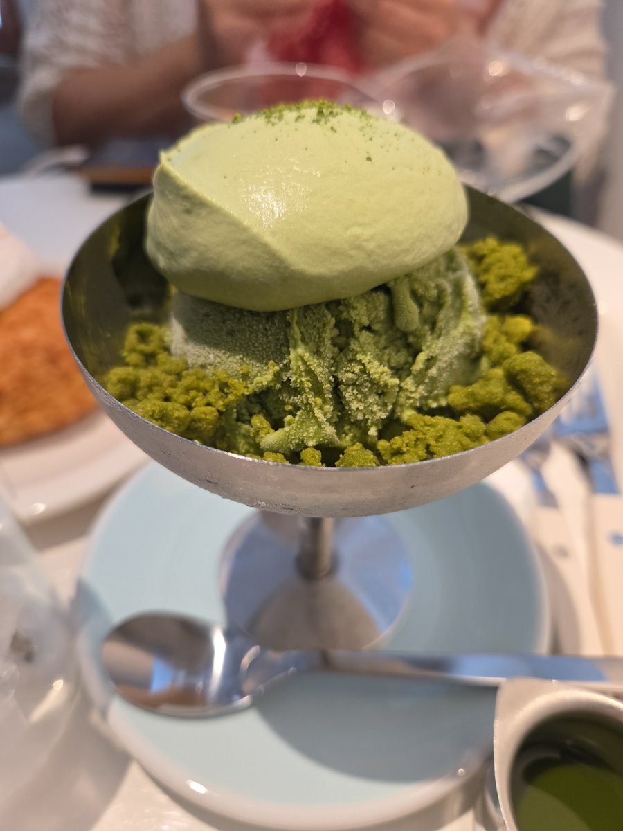 집 앞 카페에서 말차 아포가토가 있어서 시켜봤는데 말차 크림+말차 아이스크림+말차 샷+말차 크럼블의 조합으로 반쯤 먹으니까 카페인 쇼크 올정도로 진함ㅋㅋㅋㅋㅋㅋ 내가 카페인에 약하기도 하지만 말차를 제대로 쓰는듯... 맛은 있었다