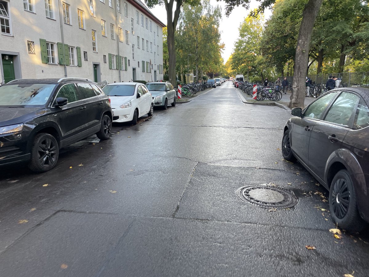 Die Schweller in der #Kuckhoffstraße, die die Autofahrer zum Langsamfahren vor dem Schultor erziehen sollen, sind so flach, dass sie praktisch keinerlei Wirkung zeigen. Sie sind zudem schon aus geringer Entfernung nicht einmal sichtbar. So wird das nichts, #Pankow!