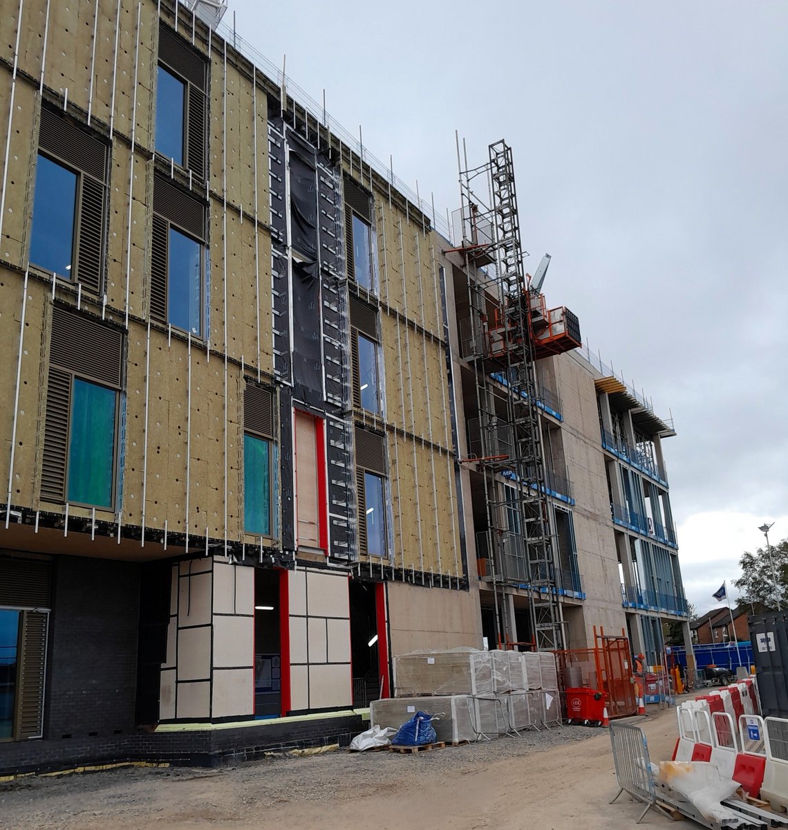 LongworthFacade's tweet image. We&apos;re now well underway with the roofing and facade package at Royal Shrewsbury Hospital, where we are working for our key client VINCI Building UK

One of our largest ever schemes with 6000m2 of roofing and 8000m2 of facade 

#shrewsbury #roofing #cladding #constructionuk