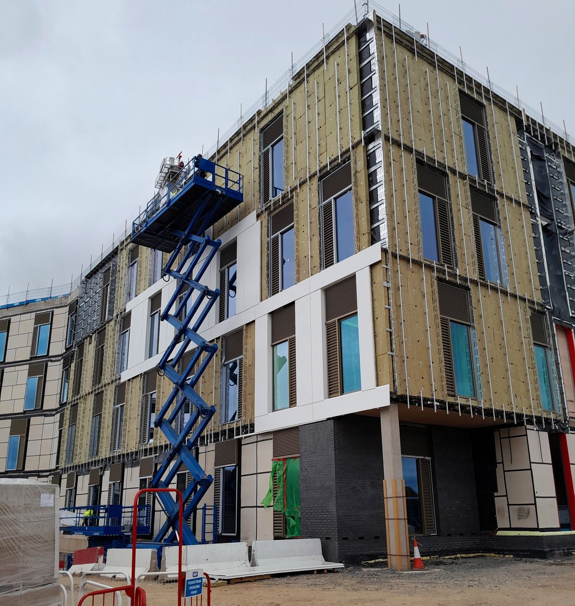 LongworthFacade's tweet image. We&apos;re now well underway with the roofing and facade package at Royal Shrewsbury Hospital, where we are working for our key client VINCI Building UK

One of our largest ever schemes with 6000m2 of roofing and 8000m2 of facade 

#shrewsbury #roofing #cladding #constructionuk