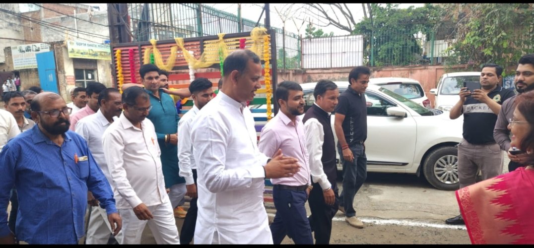 rajdev60743934's tweet image. दिल्ली कैबिनेट मंत्री श्री रविंदर इंदर राज द्वारा जिले में आधार सेंटर का शुभारंभ किया गया है ताकि आम जनमानस को दिक्कत न हो