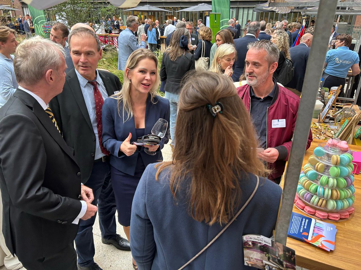 BbbGroningen's tweet photo. In het kader van #WeekVanOnsEten was Gedeputeerde Leo Wenneger met @Royal_Avebe met een speciaal streekproduct van #Smaakaron uut Grunn aanwezig bij de allereerste Voedselrede, georganiseerd door @ministerLVVN en uitgesproken door Tom Middendorp, voormalig Commandant der Strijdkrachten. Met voorbeelden liet hij zien hoe kwetsbaar onze voedselvoorziening is in een wereld die steeds vaker wordt geteisterd door droogte, conflicten en geopolitieke spanningen. Voedselzekerheid, veiligheid en klimaat zijn geen losse thema's, ze zijn nauw met elkaar verweven. Samenwerking en innovatie zijn essentieel om onze voedsel weerbaarheid te versterken.
#voedselzekerheid #weerbaarheid
#voedselmakers #platteland #groningen