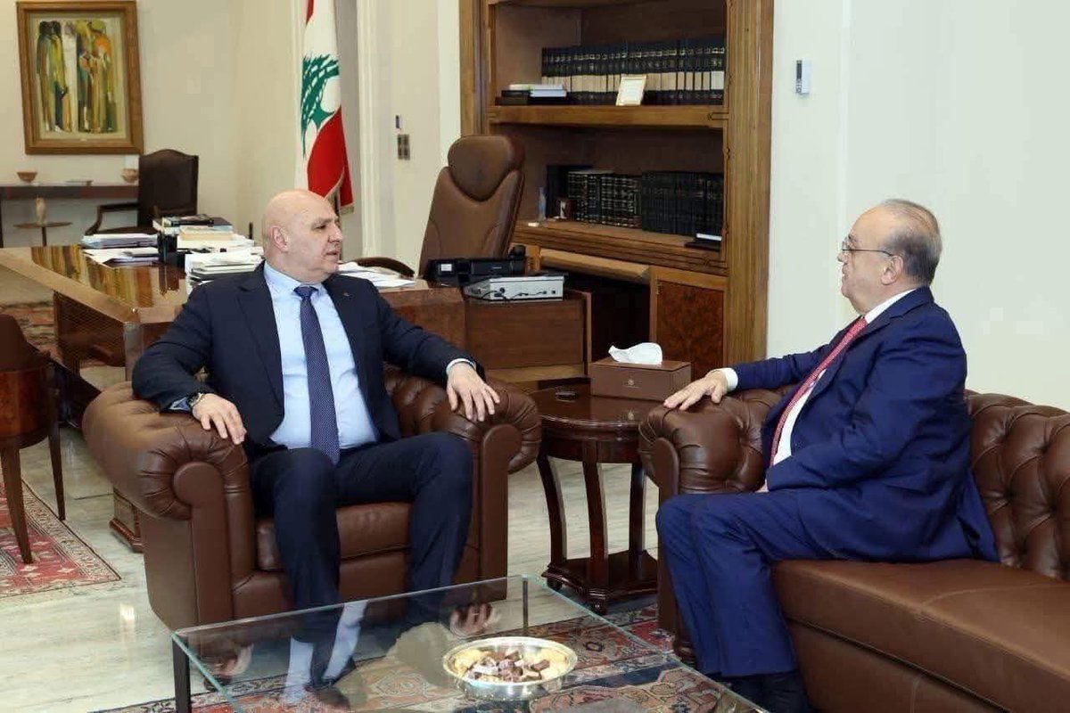 لما تروح على نيويورك وما حدا يستقبلك....بكون كبيرك تستقبل بوق الفتنه طبل الجاهليه وئام وهاب.

الى الامام فخامتك😏