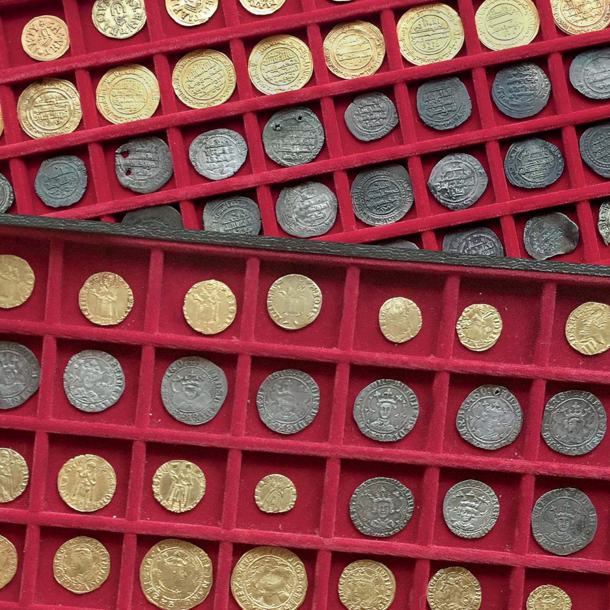 Bon #9DOctubre 🦇 🎉

Celebrem este dia tan especial oferint-vos, en descàrrega gratuïta, els catàlegs de les nostres últimes expos #Orígens i #MonedaValenciana, 2 mostres que exploraven part de la riquesa del #Patrimoni de la nostra terra

Disfruteu-los🔗 cutt.ly/JrMGkGBX