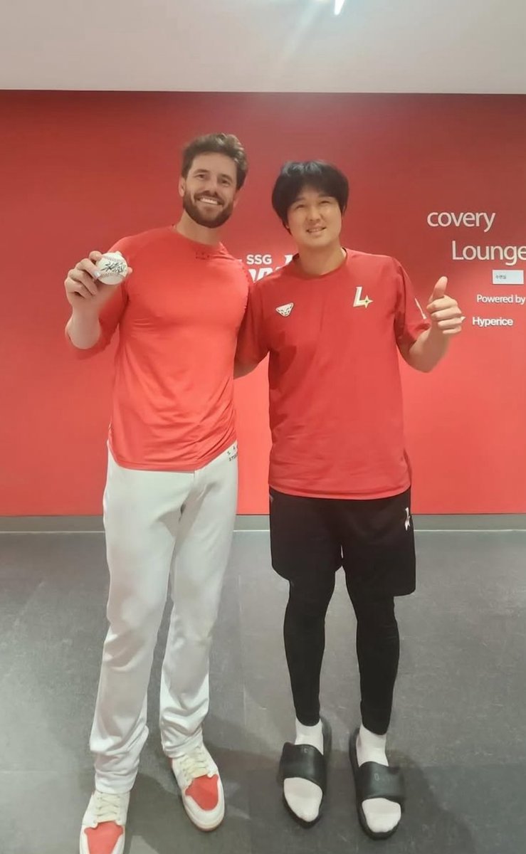 위즈덤 게시물 기아-기아-기아 이러다가 갑자기 덤&amp;정 사진 나와서 ㅈㄴ 당황함
얼마나 좋으면 마지막 인사 게시물에 이 사진 넣음 아