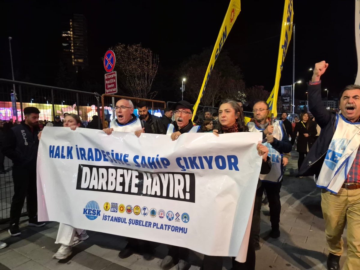 Kayyumlara ve darbelere karşı susmuyoruz, biat etmiyoruz! 

KESK İstanbul Şubeler Platformu olarak “Darbeye Hayır” pankartımızla Şişli Cevahir AVM önündeydik.