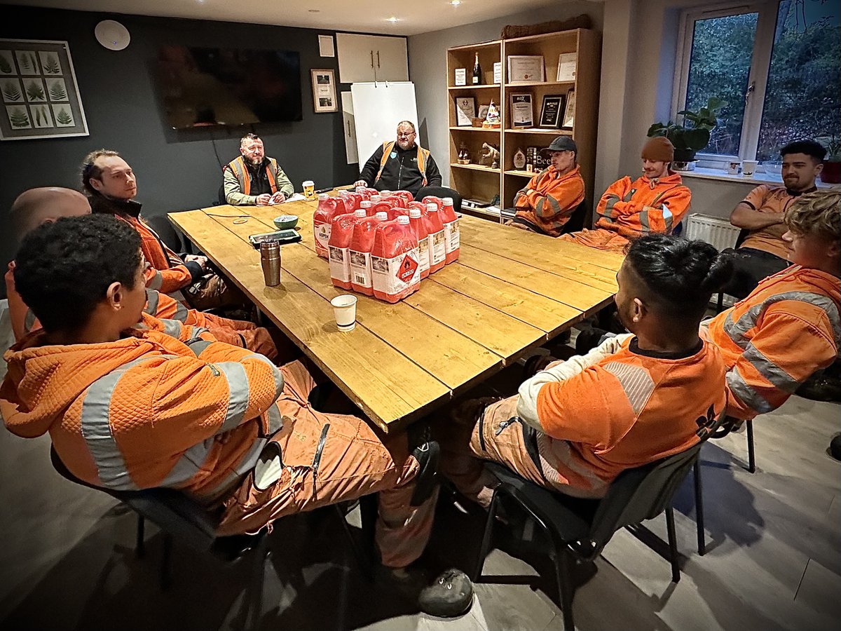 BossBeechwood's tweet image. Our weekly Team Leader Meeting provides 360° communication 

Information flows up, down, and across the business. 

#TeamBeechwood #Arboriculture #TreeSurgery #SafetyFirst #ContinuousImprovement #360Communication #BatteryTools #OperatorHealth #QualityAndPerformance