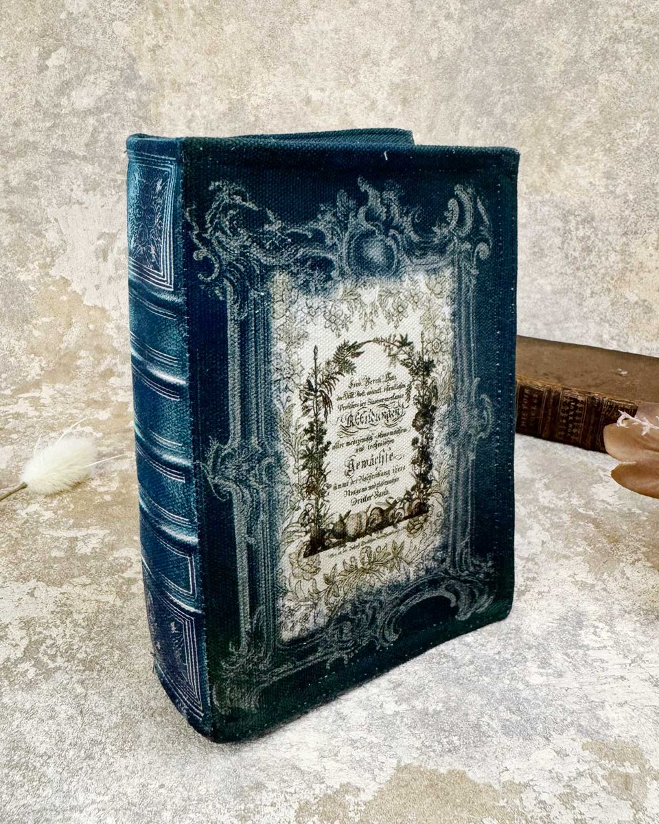 preer_antique's tweet photo. ダークナイトヴィレッジに向けて、Book型ポーチ〈TASCA〉を準備中📚

・サイドにマチ付きで、細かなものもこぼれにくく
・外側のDカンに持ち手をつければミニバッグにも🕯️
今回の販売価格は年内限定の初出し価格。
来年は少し上がる予定です。
#preer #TASCA #ハンドメイド #ダークナイトヴィレッジ https://t.co/7IM5amze2S