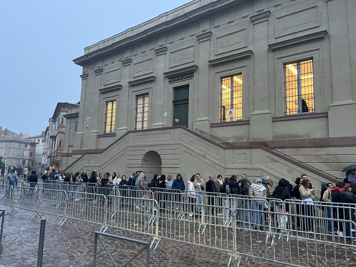 Le public sous la bruine en attendant cette nouvelle journée d’audience au procès de C. Jubillar. Ils patientent depuis 2h du matin. 

La cour va entendre 2 ex compagnes de l’accusé, dont Jennifer C. qui assure avoir recueilli ses aveux. Pour raisons médicales elle sera en visio.