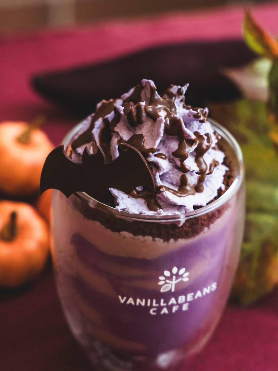 【ハロウィンショコラッペ】👻🎃
紫芋の優しい甘さと、ほっこりまろやかな風味が秋らしいフローズンドリンク。ハロウィンの季節をさらに盛り上げる一杯となっております🕸️🦇 ぜひ、この機会にお楽しみください♪

▼販売期間：10月末頃まで
▼提供店舗：
みなとみらい本店（シャレール海岸通１階）