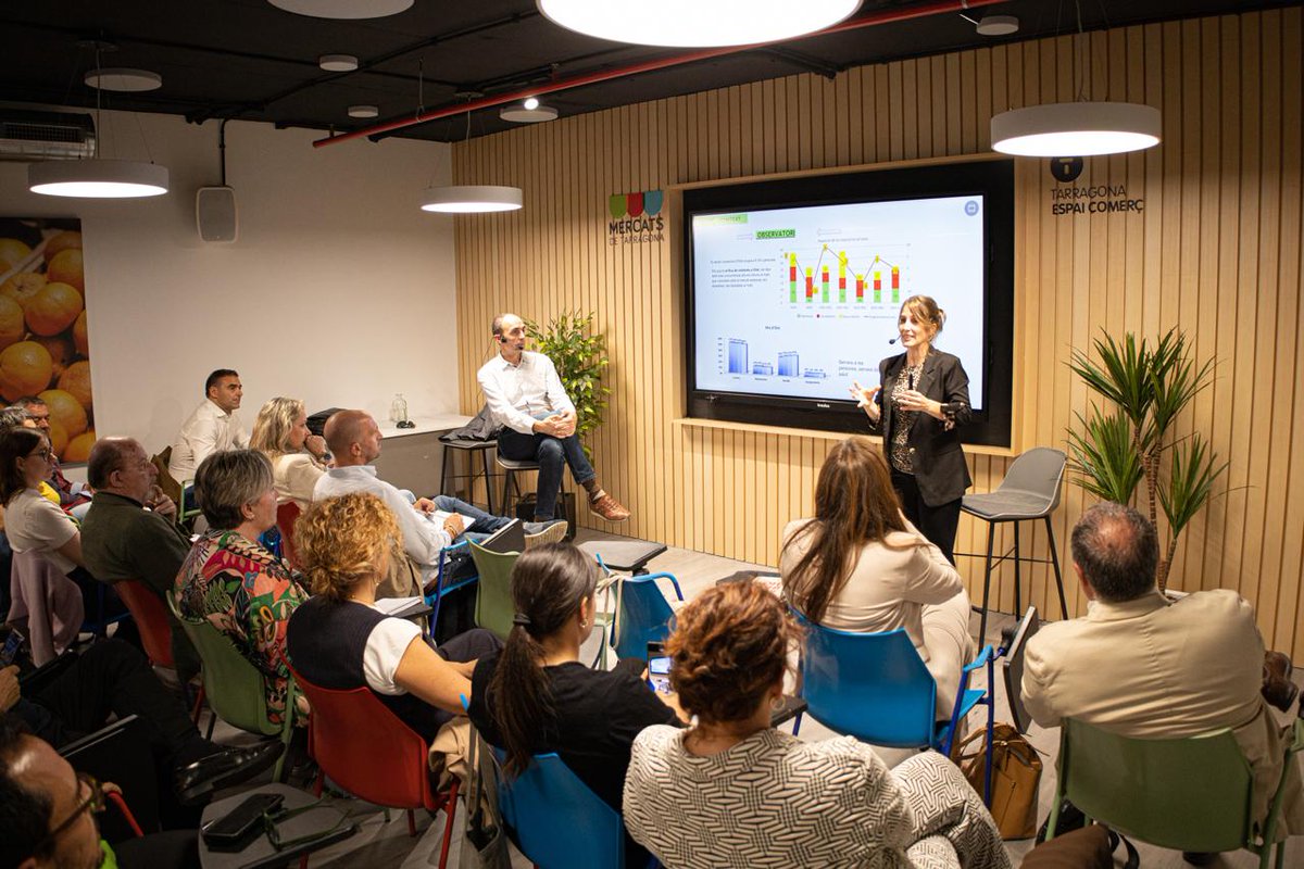 Olotuit's tweet photo. 🔊 Ahir, la regidora de Comerç #AjuntamentOlot, @GemmaCanalias, ponent a la jornada sobre proximitat i tecnologia del comerç a #Tarragona.

🛍️📊Una trobada impulsada per @MercatsTGN que ha aplegat representants de diversos territoris per aprofundir en eines d’innovació comercial. https://t.co/or4IYz74Hb