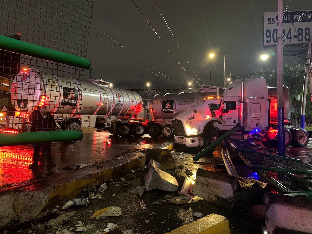 IroniaLD's tweet image. #UltimaHora 
🚨Servicios de #emergencia movilizados ante el reporte de #accidente vial de una #pipa sobre circuito interior y Av. 551 en #Oceanía con dirección a la raza indican derrame de #combustible
#PrecauciónVial #CDMX