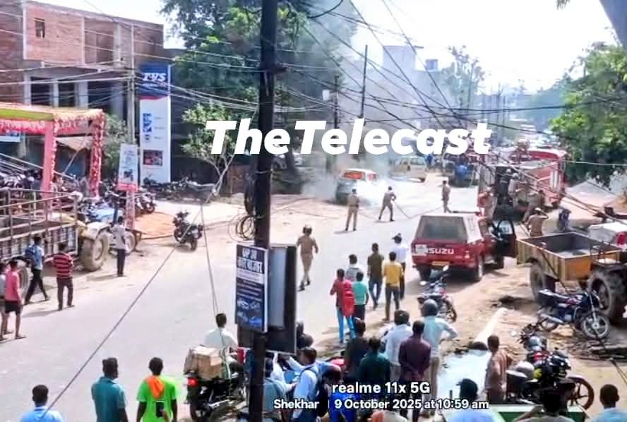 #हरदोई:

लखनऊ रोड पर शहर से सटे मन्नापुरवा में चलती कार में लगी भीषण आग, कार सवारों नें कार से निकल कर बचाई जान, फायर ब्रिगेड की टीम नें तत्काल मौके पर पहुँचकर आग पर पाया काबू, हादसे से इलाके में हड़कंप, हाइवे का आवागमन बाधित रहा।
#TheTelecast