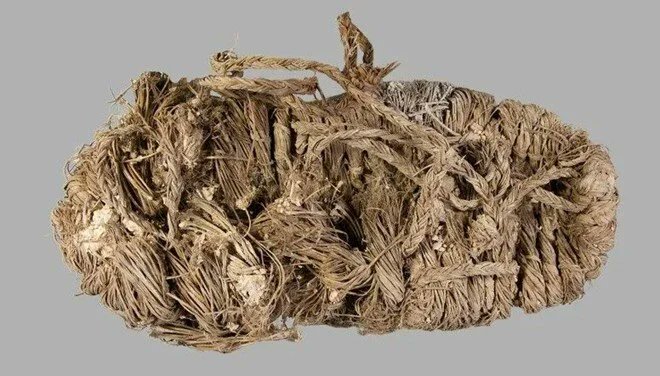 Haber's tweet image. İspanya’nın güneyinde bir uçurum mağarasındaki akbaba yuvasında, Orta Çağ’a ait 750 yıllık bir hasır ayakkabı bulundu.