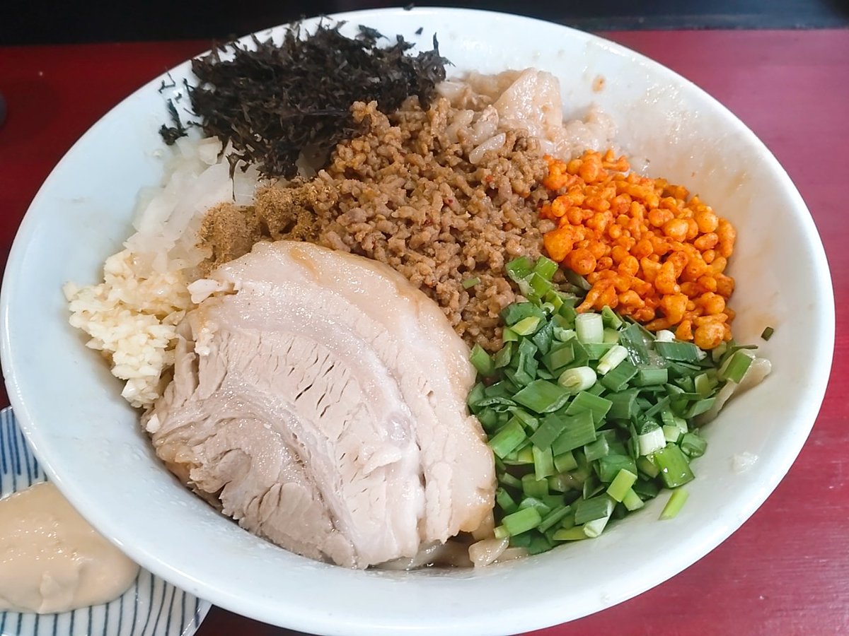 tajigon_jp's tweet photo. ラーメン鷹の目 東陽町店にて10月限定の台湾まぜそば(300g)を食す！
コールは全マシ(ニンニク、アブラ、辛揚げ、ガリマヨ(別皿)、シビレ(花山椒))＋追飯(80g)。
めちゃ美味しい、腹パン。
#ラーメン #鷹の目 #東陽町 #二郎系 #二郎インスパイア https://t.co/MeaaaiB4TY