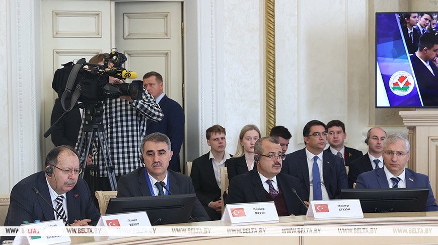 🇧🇾🤝🇹🇷 Türkiye Yüksek Seçim Kurulu Başkanı Ahmet Yener, Minsk’teki II. Uluslararası Seçim Forumu’nda:
“#Türkiye, seçimlerde demokrasi ilkelerinin uygulanmasında #Belarus’un tecrübesiyle ilgileniyor.” ✨🗳️
Kıymetli bir değerlendirme!
🏛️👉 is.gd/dr4Ezs