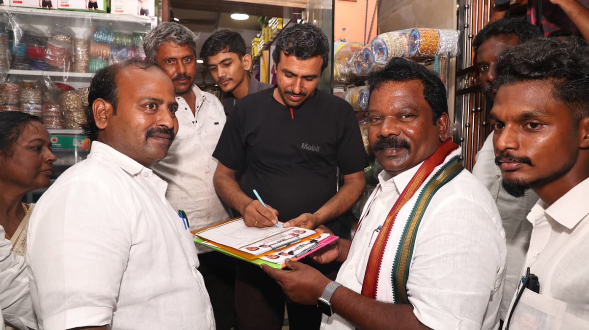 ஆளும் பாஜக அரசின் தூண்டுதலால் தேர்தல் ஆணையத்திற்கு எதிராக வாக்குத்திருட்டு பற்றிய கையெழுத்து இயக்கம் நேற்று (08.10.2025) தென்சென்னை மேற்கு மாவட்டம் சார்பில் முகப்பேர் கிழக்கு, டிஎன் பஸ்நிறுத்தம் அருகில் மாமன்ற உறுப்பினர் திரு கே.வி.திலகர் தலைமையில் நடைபெற்றது.