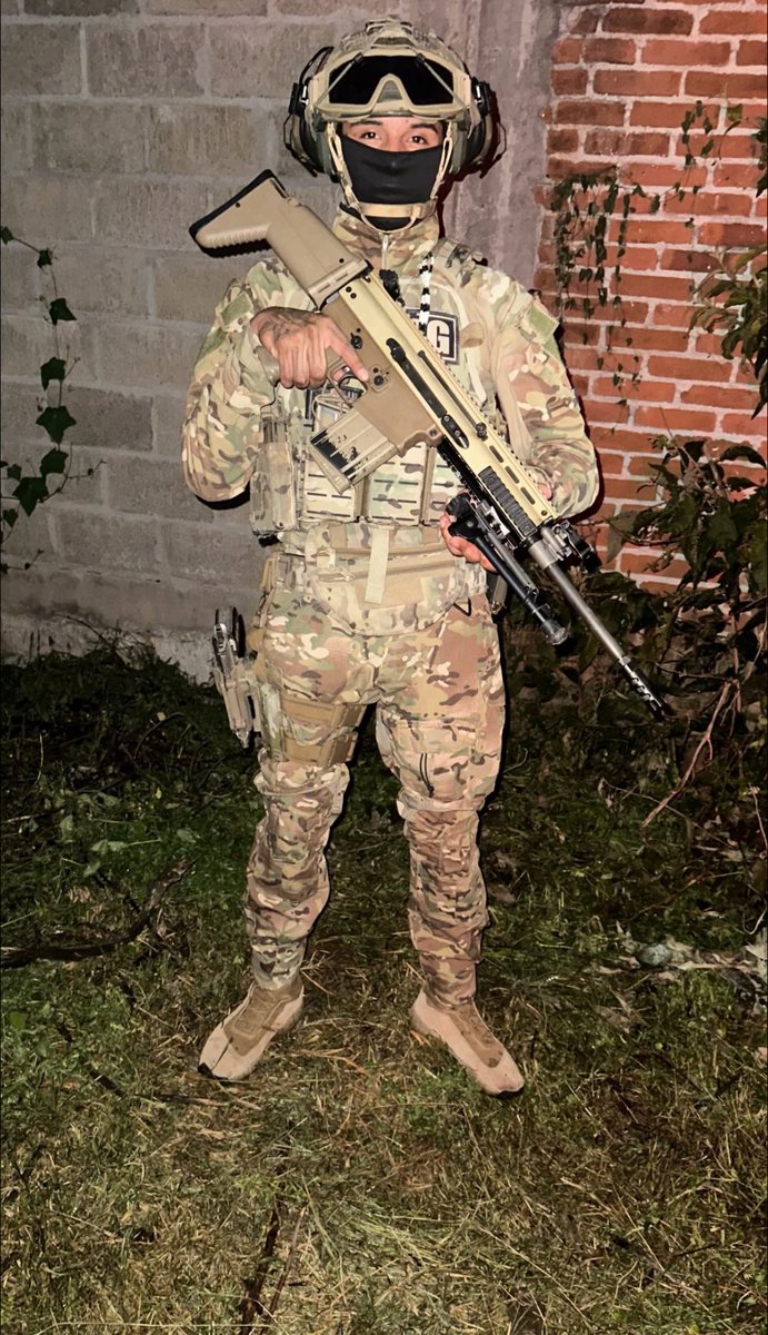 blogdelosguachs's tweet image. Miembro de la escolta de el mando R o R1 
De la facción de el tío lako del #cjng 
Este grupo fue el responsable de la agresión a elementos de GN y Ejército en la barca jalisco hace unos meses
Creditos : @AgentCondorito