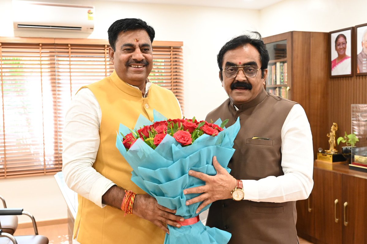 Office Of Rakesh Singh (@ofcrakeshsingh) on Twitter photo लोक निर्माण मंत्री माननीय श्री <a href="/MPRakeshSingh/">Rakesh Singh</a> जी से आज भोपाल स्थित निवास कार्यालय पर हुजूर विधानसभा, भोपाल से विधायक श्री रामेश्वर शर्मा जी ने सौजन्य भेंट की।
<a href="/rameshwar4111/">Rameshwar Sharma</a> लोक निर्माण मंत्री माननीय श्री <a href="/MPRakeshSingh/">Rakesh Singh</a> जी से आज भोपाल स्थित निवास कार्यालय पर हुजूर विधानसभा, भोपाल से विधायक श्री रामेश्वर शर्मा जी ने सौजन्य भेंट की।
<a href="/rameshwar4111/">Rameshwar Sharma</a>