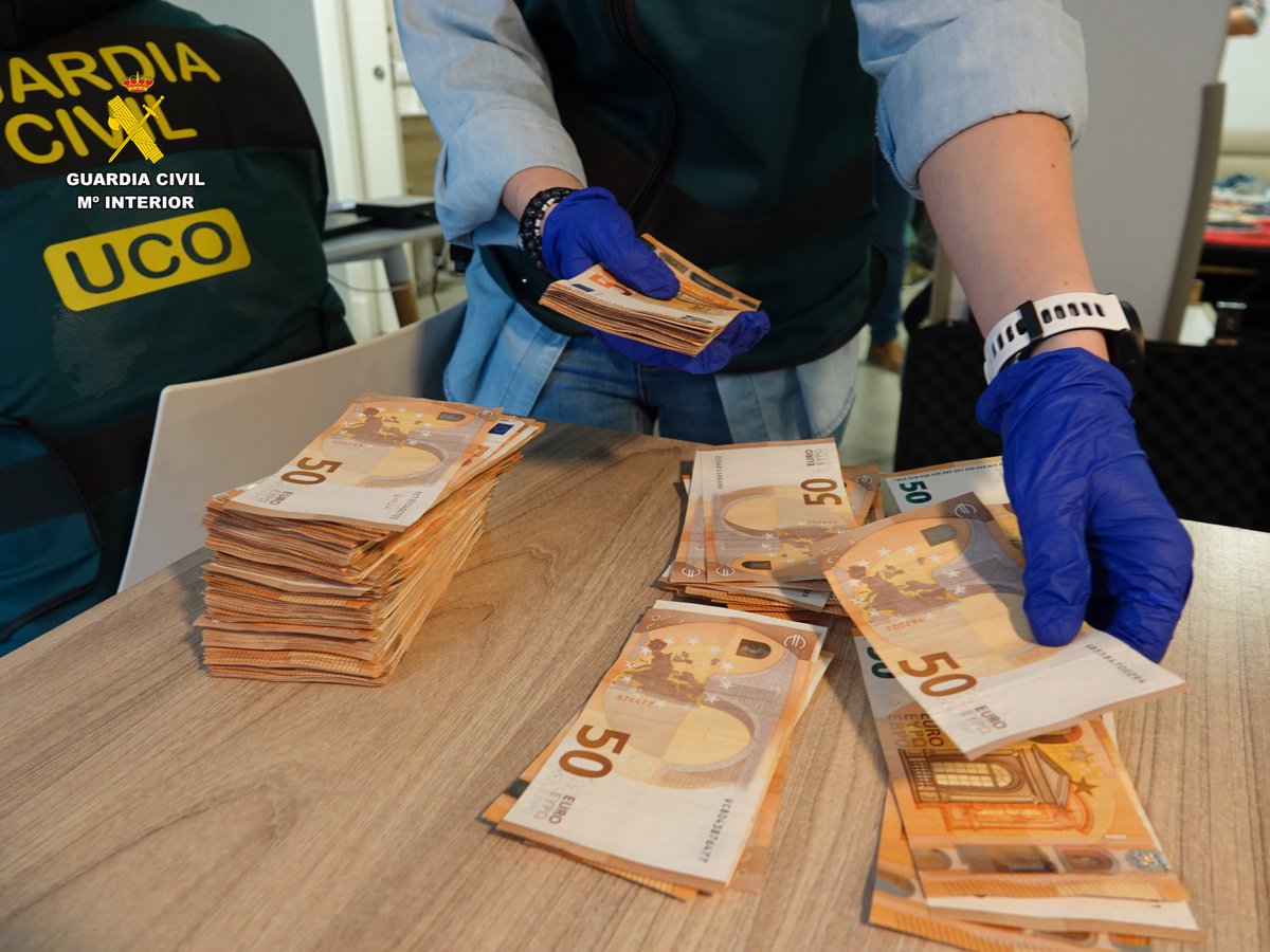 guardiacivil's tweet image. #OperacionesGC | Desmantelada una red de #phishing bancario y detenido el principal desarrollador de kits de #robo de credenciales en #España.

▶️ El desarrollador, conocido como “GoogleXcoder”, ofrecía su servicio a otros delincuentes, diseñando y comercializando kits capaces de…