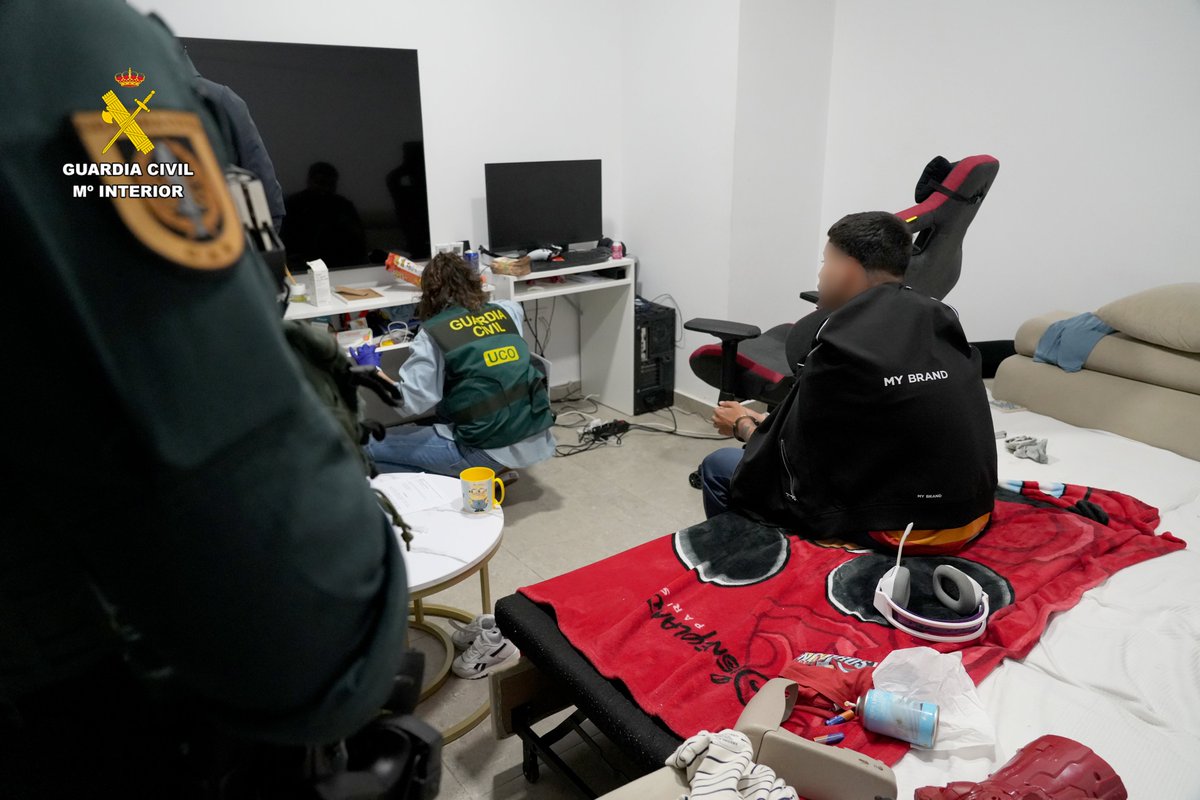 guardiacivil's tweet image. #OperacionesGC | Desmantelada una red de #phishing bancario y detenido el principal desarrollador de kits de #robo de credenciales en #España.

▶️ El desarrollador, conocido como “GoogleXcoder”, ofrecía su servicio a otros delincuentes, diseñando y comercializando kits capaces de…