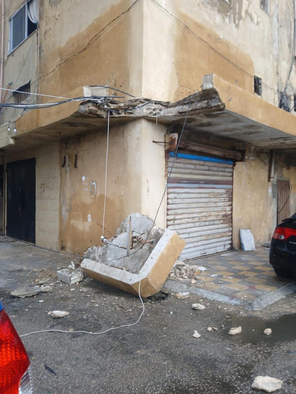 بالصورة- سقوط جزء من بلكون باطوني في الميناء