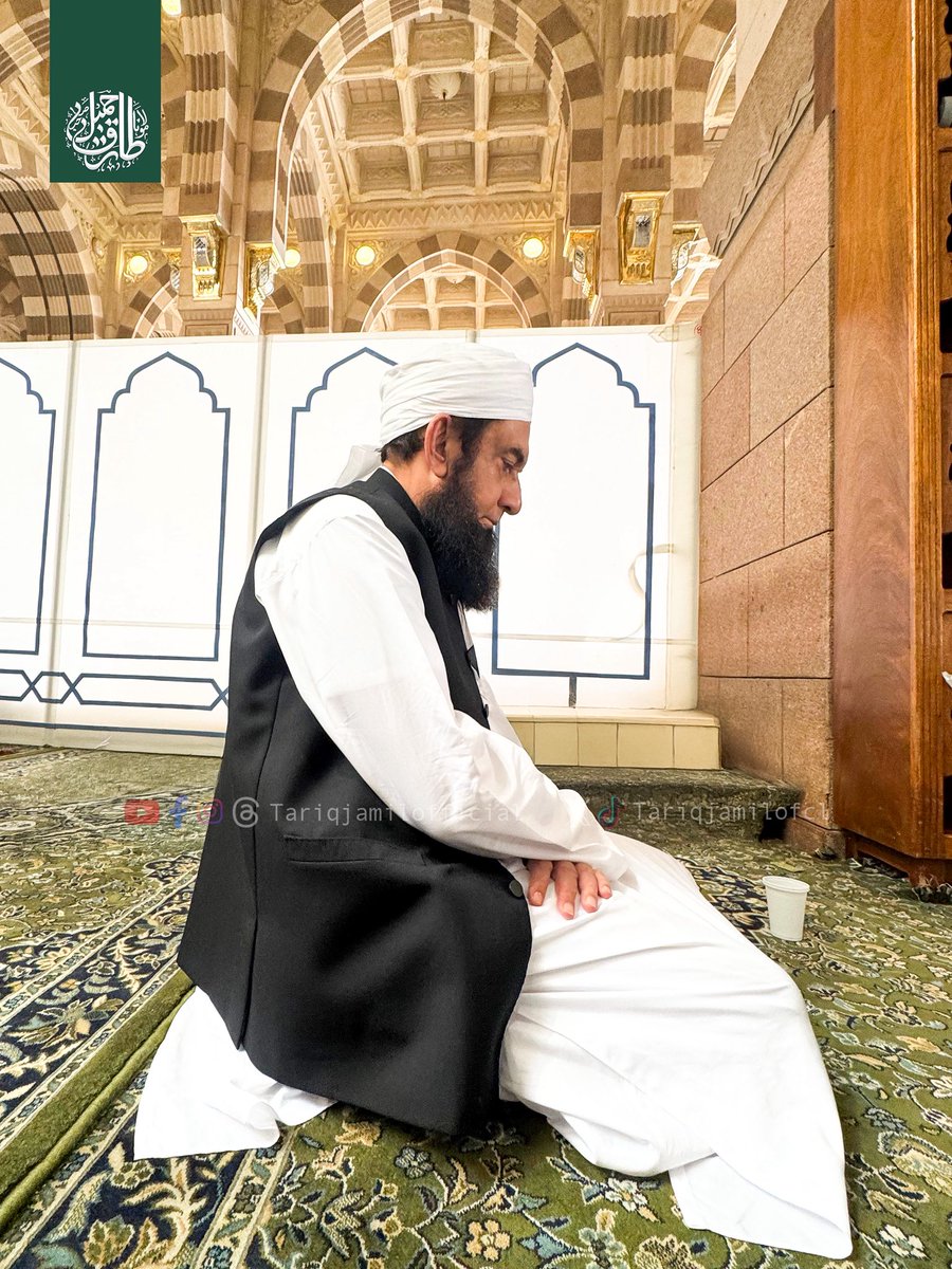 TariqJamilOFCL's tweet photo. Beneath every step, a thousand prayers echo “peace be upon you ﷺ.” https://t.co/IIFbAKRynv