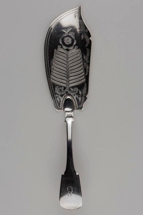 Interestin_Fax's tweet image. The spatula is known in British english as a fish slice. Originally intended to serve fish, they were made of silver so as not to affect the taste of the fish. #InterestingFacts #fishslice #spatula