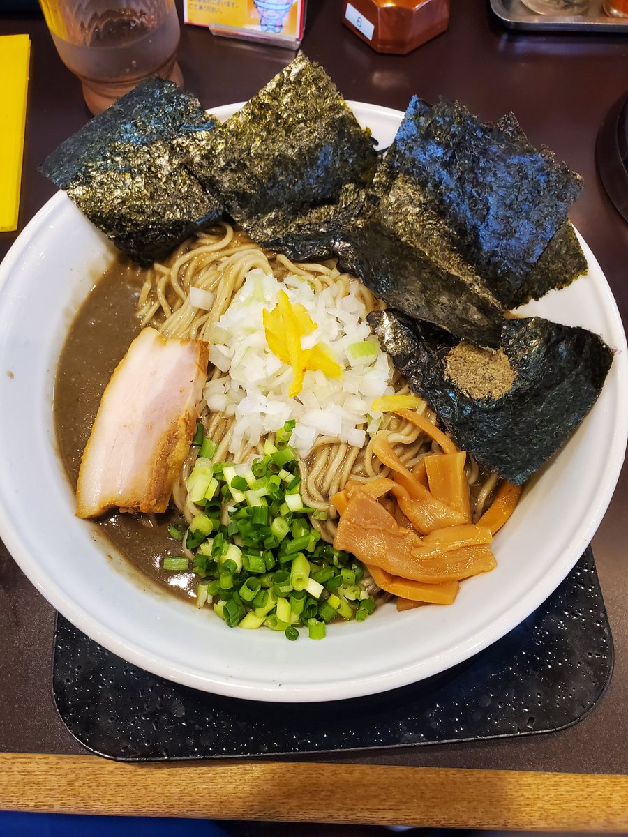 darkeyesgarun's tweet photo. 煮干しラーメン山岡家 久喜店@久喜市

鬼煮干しラーメン　大盛
麺　細麺
ランククーポン　海苔5枚

女神さんのポスト見て来ちゃいました(感謝です)😋
今日からでラッキー😁
ドロドロのスープが麺に絡みまくります
ずっと熱々で食べれて満足😊
煮干食べたかったので満たされました
ご馳走さまでした🙏 https://t.co/nfPxY9OehR