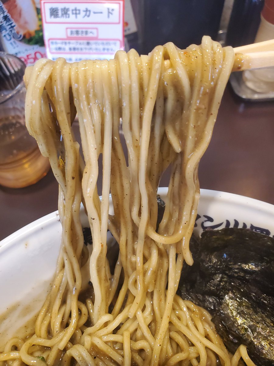 darkeyesgarun's tweet photo. 煮干しラーメン山岡家 久喜店@久喜市

鬼煮干しラーメン　大盛
麺　細麺
ランククーポン　海苔5枚

女神さんのポスト見て来ちゃいました(感謝です)😋
今日からでラッキー😁
ドロドロのスープが麺に絡みまくります
ずっと熱々で食べれて満足😊
煮干食べたかったので満たされました
ご馳走さまでした🙏 https://t.co/nfPxY9OehR