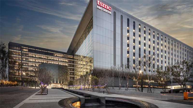 HeddaMacDonald5's tweet image. Semiconductor giant unveils ultra-advanced chip technology and plans new fab...ic-pcb.com/tsmc-unveils-1…
#TSMC #A14Process #1point4nm #AdvancedChips #Semiconductors #AIChips #ChipManufacturing #HPC #CoWoS #NanoFlexPro #ChipInnovation #foundry #TaiwanTech #ChipWar #NextGenChips